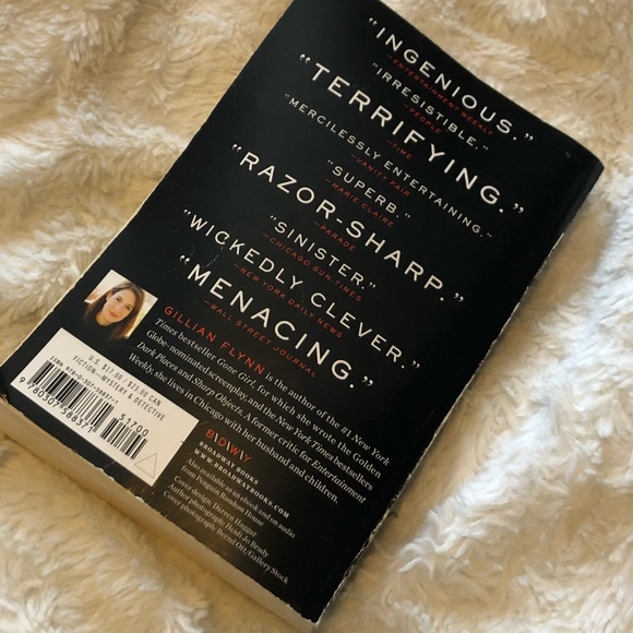 Gillian Flynn Gone Girl used book - Picture 2 of 2